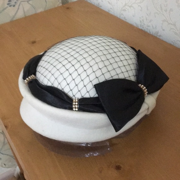 Accessories - Wool hat  with bow and stone decoration